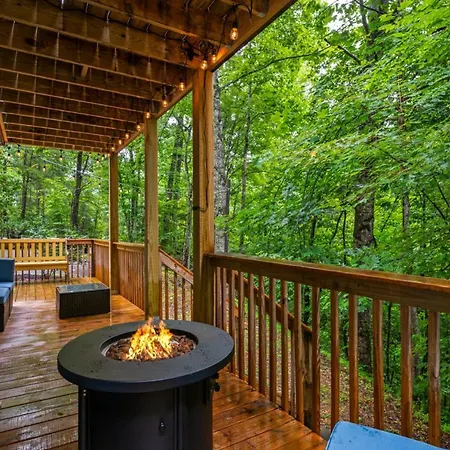 Sugar Bear Cabin With Hot Tub And Fire Pit Pigeon Forge Exterior photo